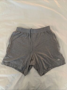 ALO Yoga Men's Heather Gray Performance Lounge Shorts
